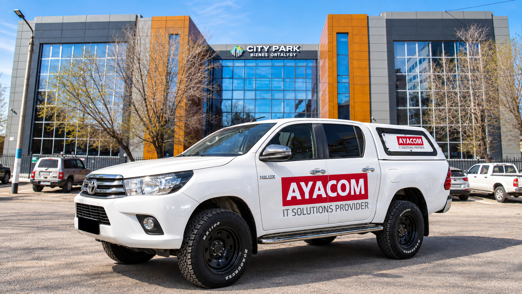 Сервисный автомобиль AYACOM у бизнес-центра
